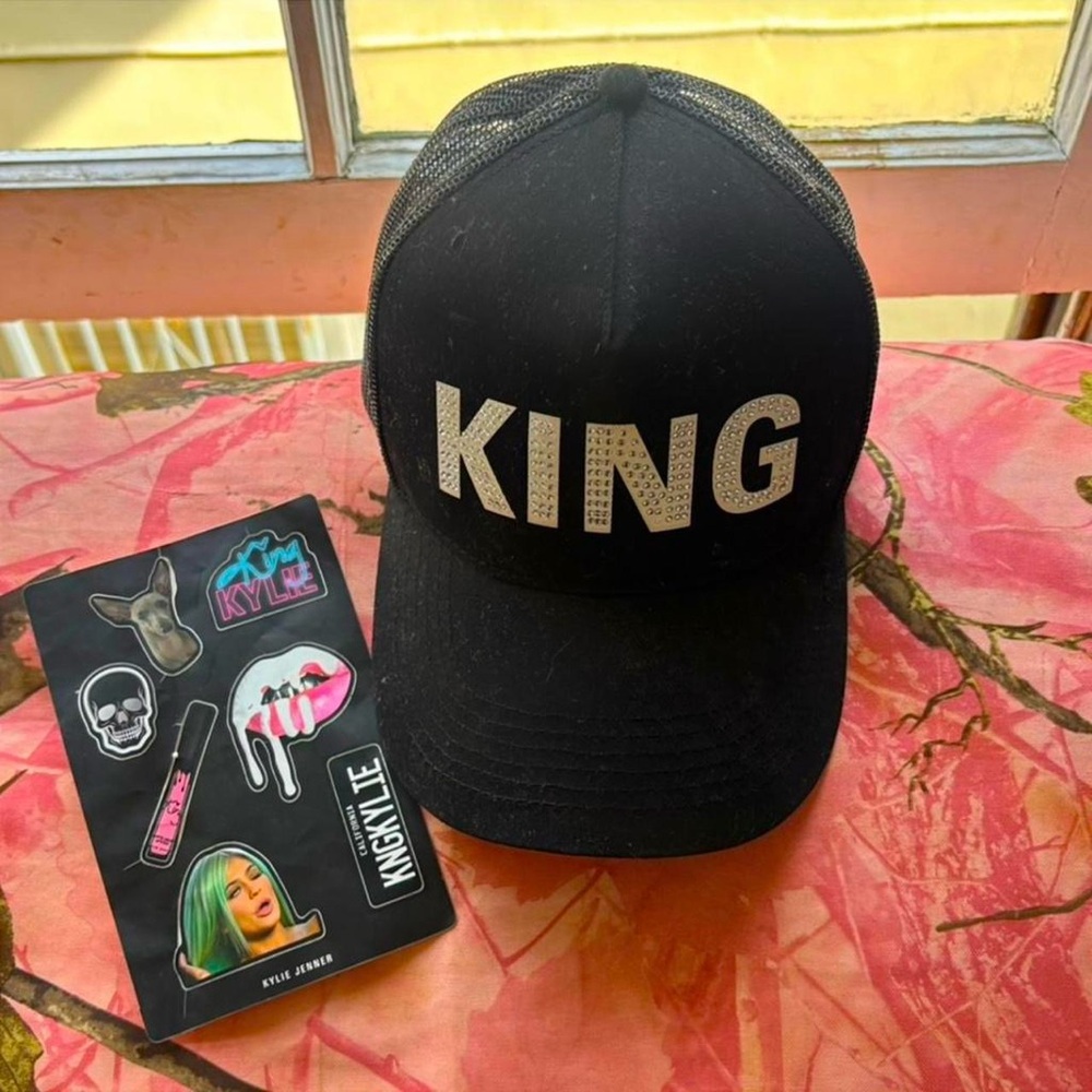 kylie cosmetics king kylie limited edition pop up "KING" black trucker hat